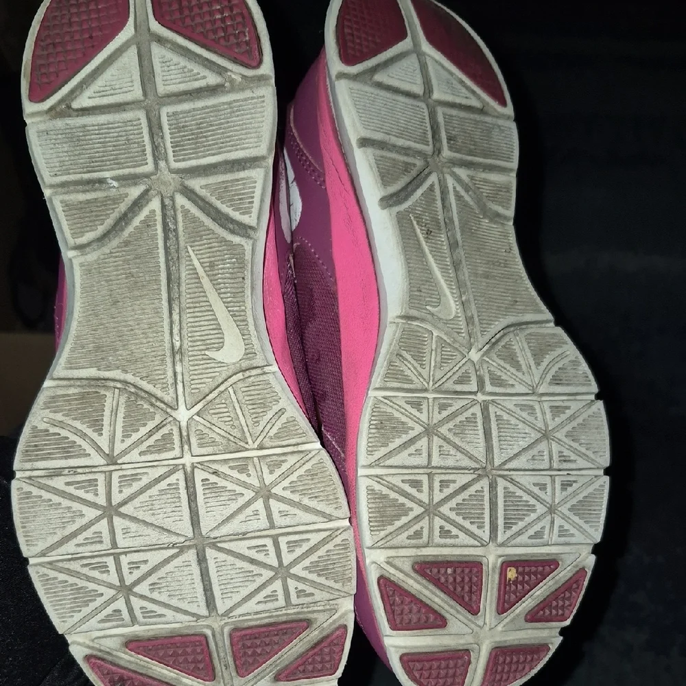 Nike Women's Fuchsia Athletic Shoes Size 6.5 - Picture 4 of 5